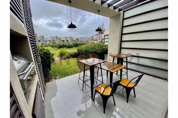 SE VENDE ESPACIOSO Y MODERNO TOWNHOUSE CHICUREO