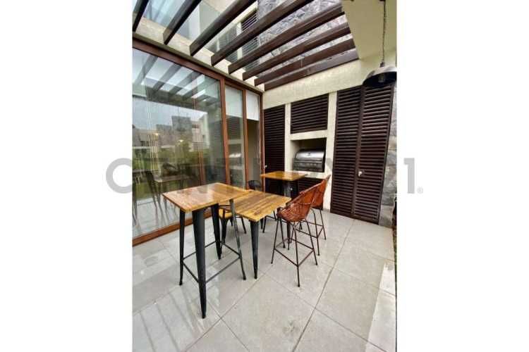 SE VENDE ESPACIOSO Y MODERNO TOWNHOUSE CHICUREO