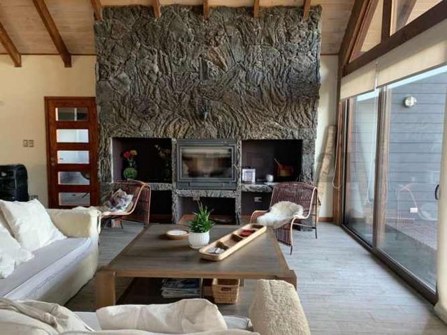 Moderna casa en la Puntilla con vista al lago