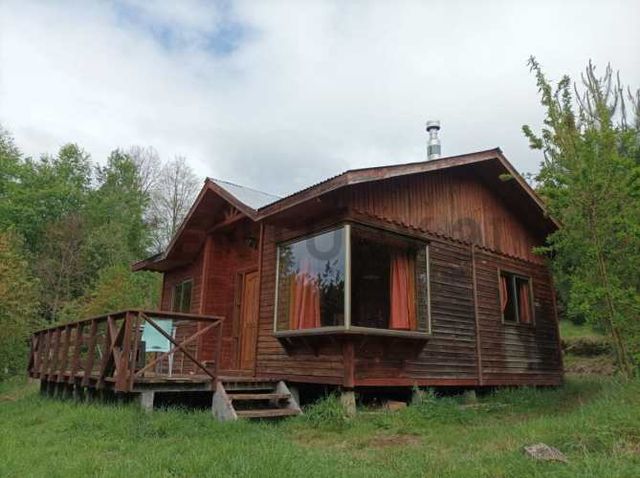 VENTA DE PARCELA CON 3 CABAÑAS A 5 KM DEL CENTRO DE PUCON EN PASAJE ARRIAGADA