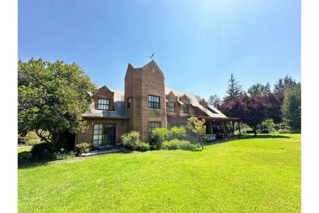 SE VENDE AMPLIA Y COMODA CASA CON GRAN TERRENO