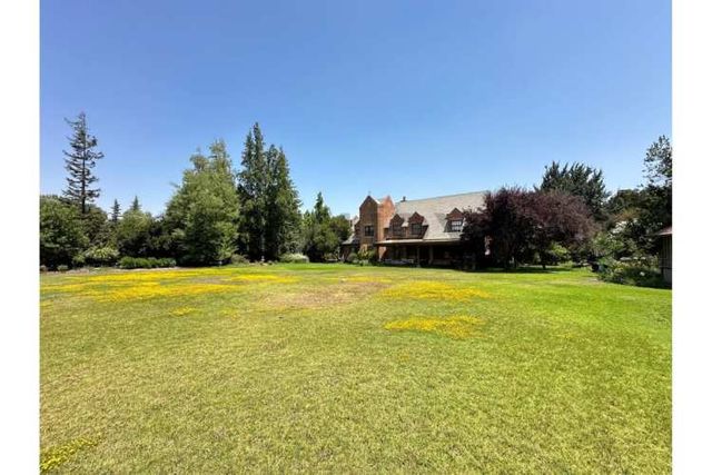 SE VENDE AMPLIA Y COMODA CASA CON GRAN TERRENO