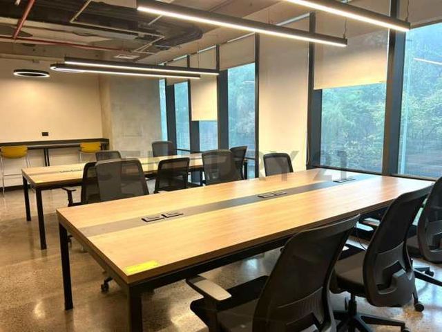 AMPLIA OFICINA EN ARRIENDO EN EXCLUSIVO SECTOR DE LA DEHESA