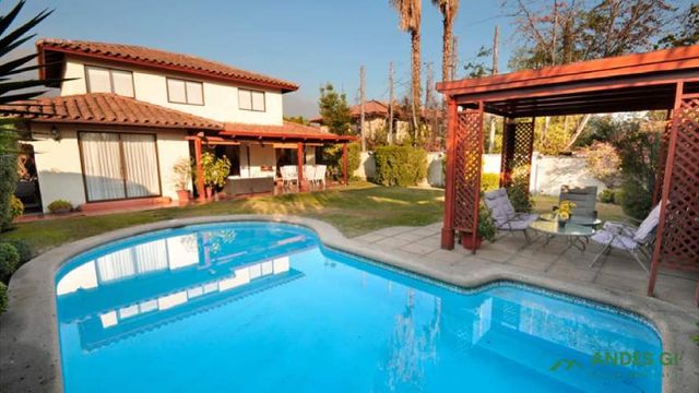 Se Vende Hermosa casa 5D/4B/4E en Exclusivo Condominio de Peñalolén.