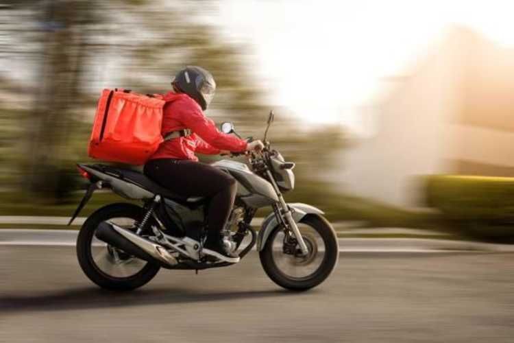 Motorista delivery de sushi
