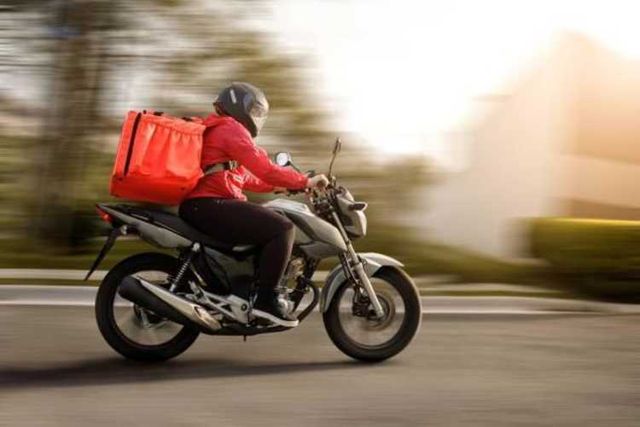 Motorista delivery de sushi