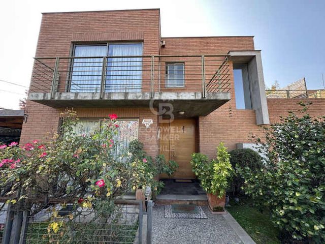 Casa con vista a Laguna en Lo Barnechea.