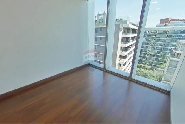 Linda oficina muy iluminada