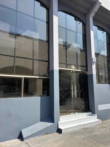 Local comercial ubicado en avenida argentina esquina General Velásquez  Acceso por ambas calles