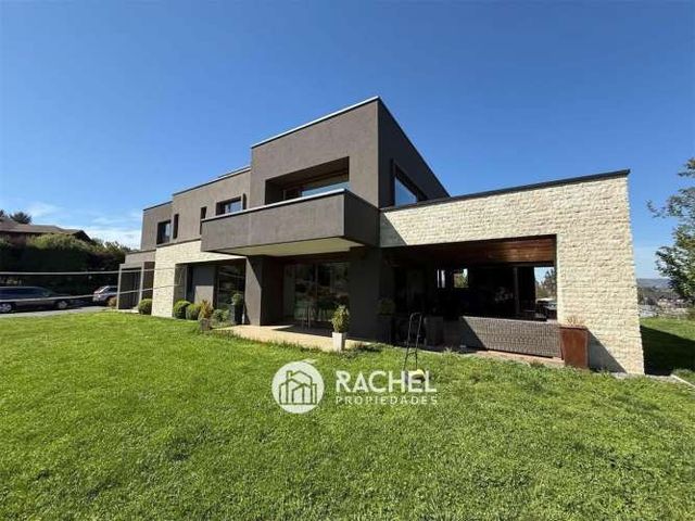 SE VENDE MARAVILLOSA CASA MEDITERRANEA CON GRAN TERRENO EN CONDOMINIO- Lomas del Carmen