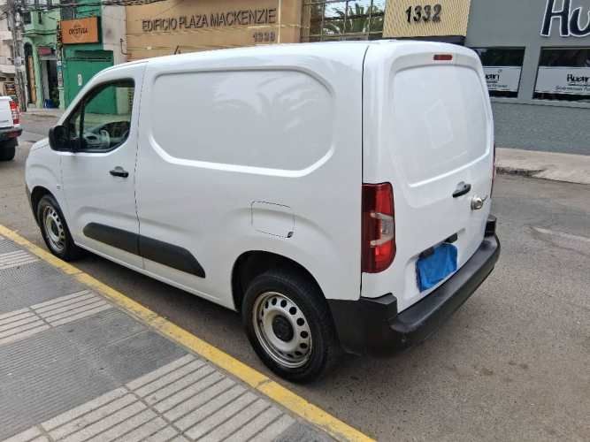 Peugeot Partner 2023, caja 6 marchas