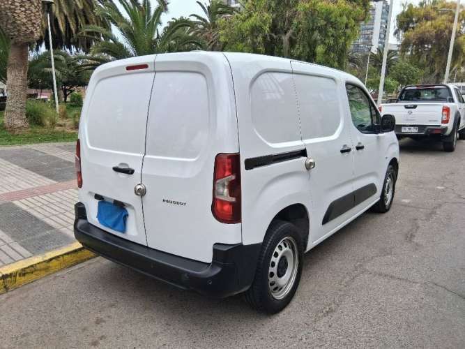 Peugeot Partner 2023, caja 6 marchas