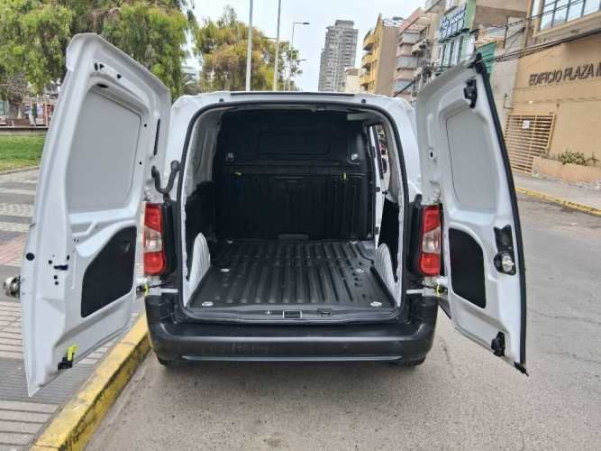 Peugeot Partner 2023, caja 6 marchas