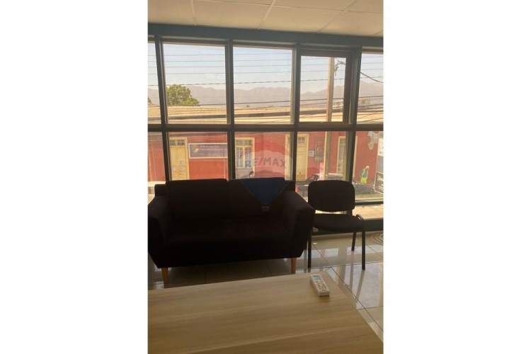 Se vende edificio comercial con arrendatarios