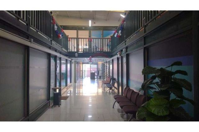 Se vende edificio comercial con arrendatarios