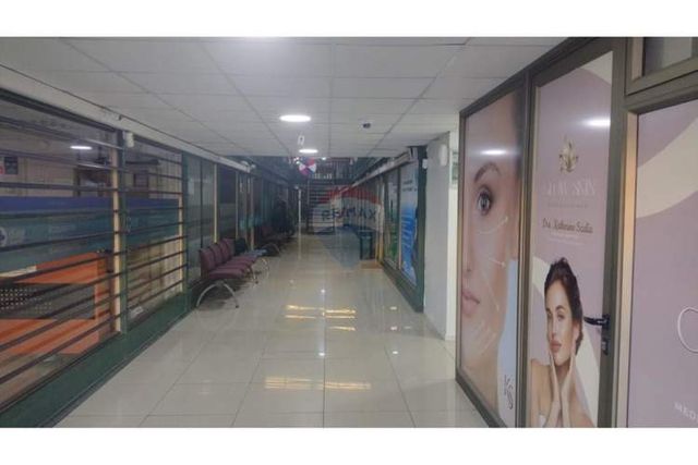 Se vende edificio comercial con arrendatarios