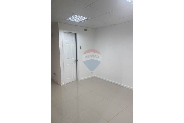 Se vende edificio comercial con arrendatarios