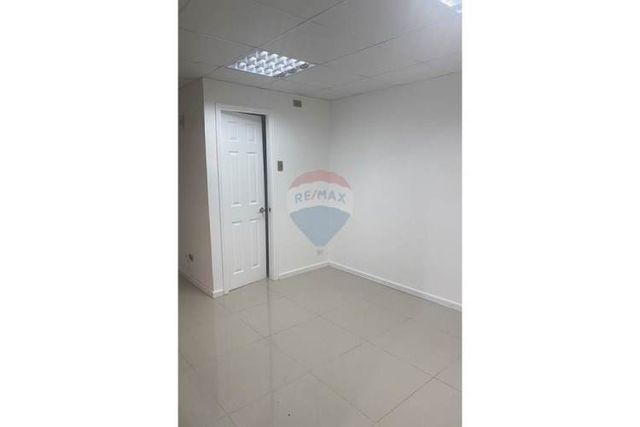 Se vende edificio comercial con arrendatarios