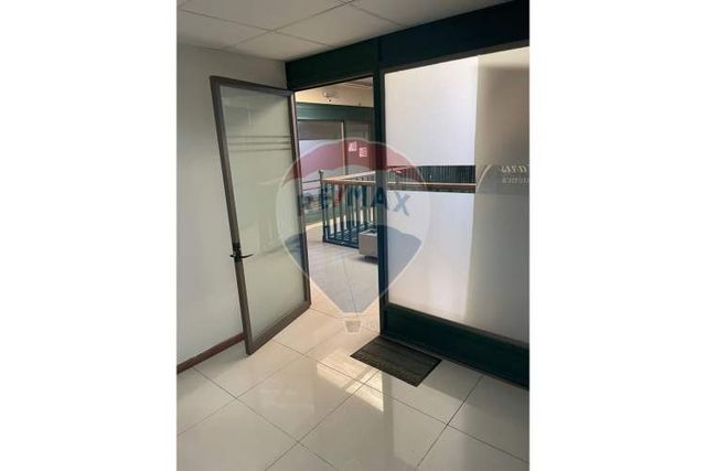 Se vende edificio comercial con arrendatarios