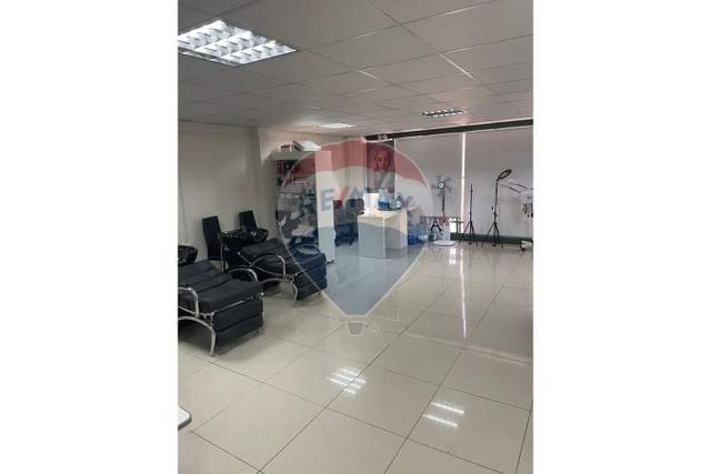 Se vende edificio comercial con arrendatarios