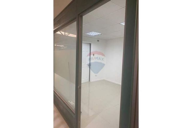 Se vende edificio comercial con arrendatarios