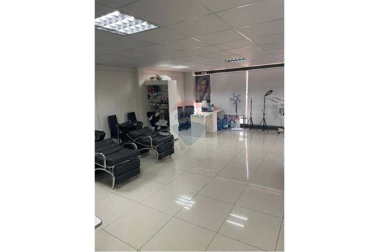 Se vende edificio comercial con arrendatarios