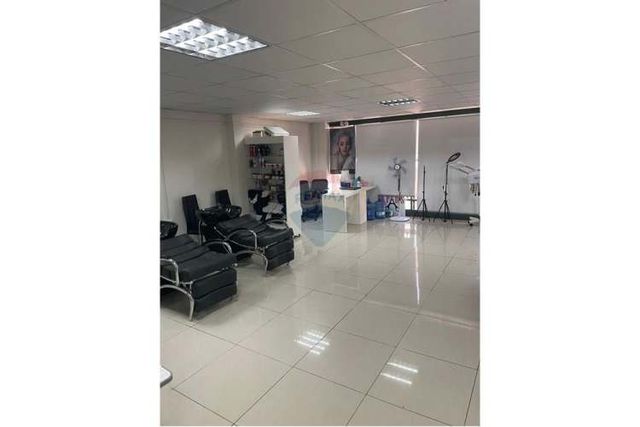 Se vende edificio comercial con arrendatarios