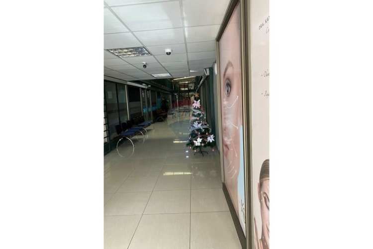 Se vende edificio comercial con arrendatarios