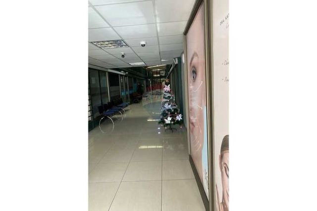 Se vende edificio comercial con arrendatarios