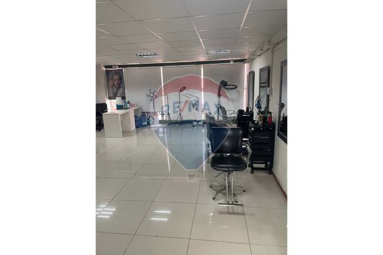 Se vende edificio comercial con arrendatarios