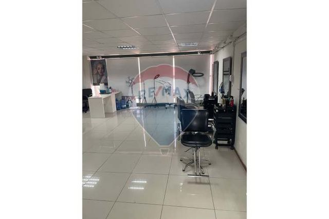 Se vende edificio comercial con arrendatarios