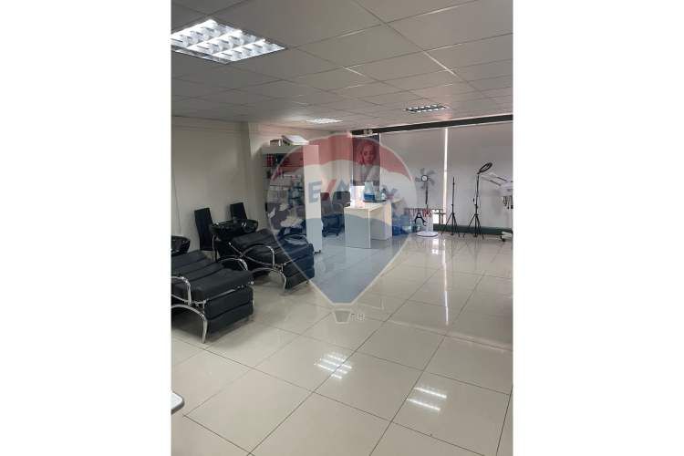 Se vende edificio comercial con arrendatarios