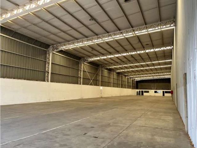 Arriendo bodega c/of de 1.404 m2 en La Vara San Bernardo.