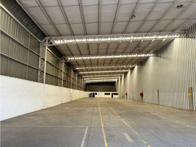 Arriendo bodega c/of de 1.404 m2 en La Vara San Bernardo.