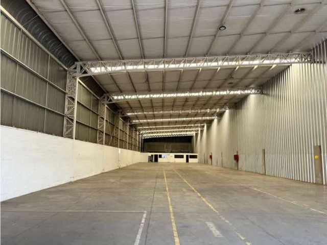 Arriendo bodega c/of de 1.404 m2 en La Vara San Bernardo.