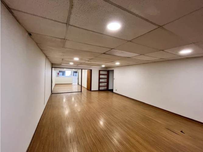 Arriendo bodega c/of de 1.404 m2 en La Vara San Bernardo.