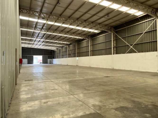 Arriendo bodega c/of de 1.404 m2 en La Vara San Bernardo.