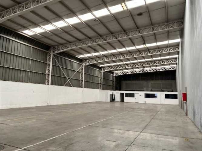 Arriendo bodega c/of de 1.404 m2 en La Vara San Bernardo.