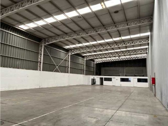 Arriendo bodega c/of de 1.404 m2 en La Vara San Bernardo.