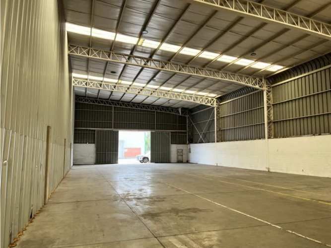 Arriendo bodega c/of de 1.404 m2 en La Vara San Bernardo.