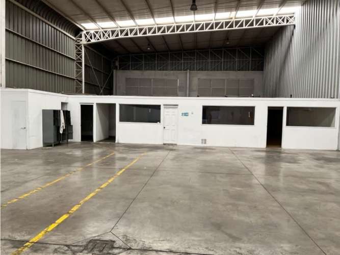 Arriendo bodega c/of de 1.404 m2 en La Vara San Bernardo.