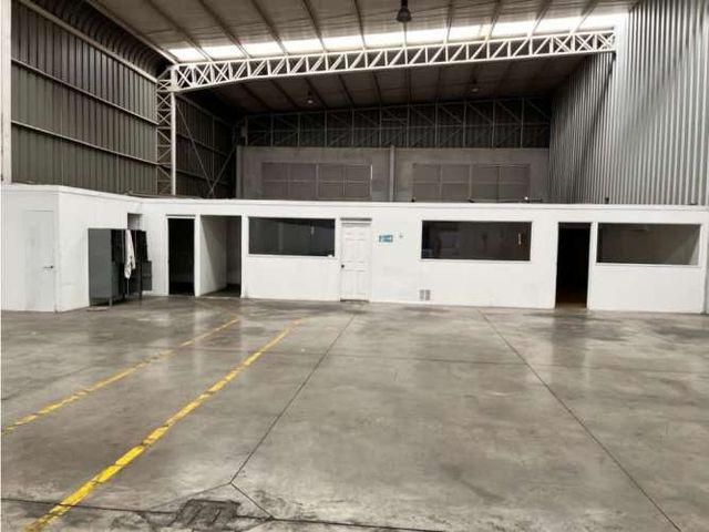 Arriendo bodega c/of de 1.404 m2 en La Vara San Bernardo.