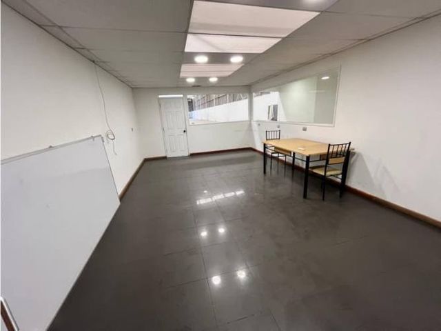 Arriendo bodega c/of de 1.404 m2 en La Vara San Bernardo.