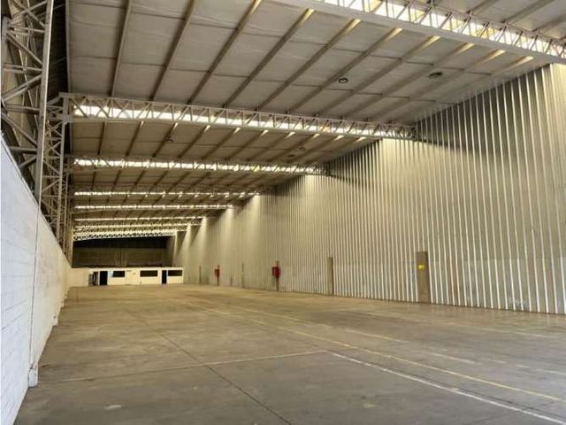 Arriendo bodega c/of de 1.404 m2 en La Vara San Bernardo.