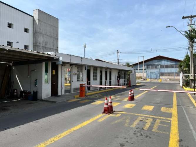 Arriendo bodega c/of de 1.404 m2 en La Vara San Bernardo.