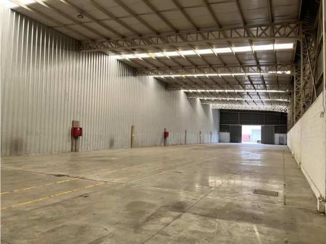 Arriendo bodega c/of de 1.404 m2 en La Vara San Bernardo.