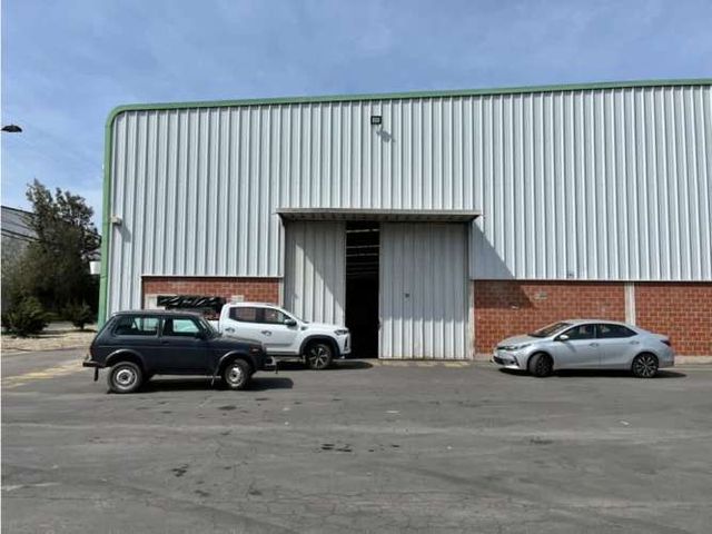 Arriendo bodega c/of de 1.404 m2 en La Vara San Bernardo.