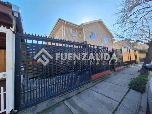 CASA Camino La Farfana/ Parque El Rosal/ Isabel Riquelme