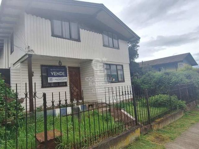 Casa 2 pisos en Osorno, ideal para negocio y familia