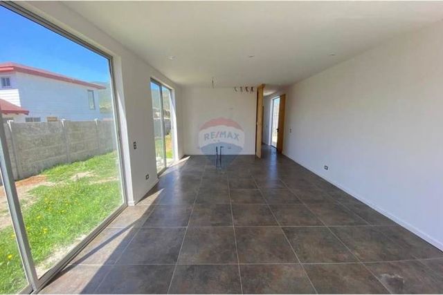 Amplia casa nueva en condominio